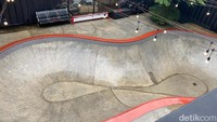Sambil menunggu pesanan burger tiba. Pengunjung bisa bersantai sambil menikmati pemandangan arena skateboard dari lantai dua. Foto: detikFood