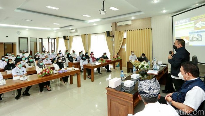 Bupati Anas Semangati Tenaga Kesehatan
