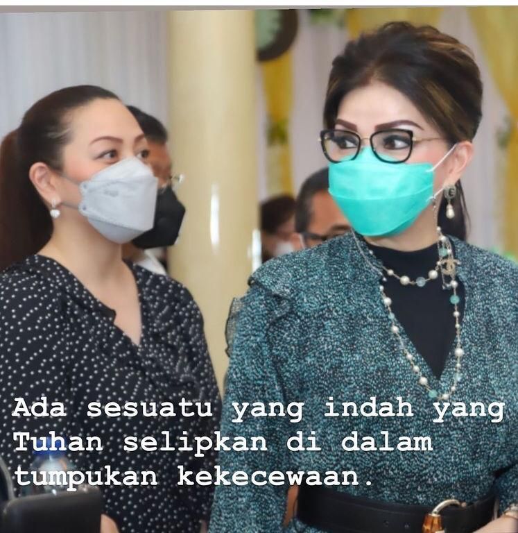 Bupati Minahasa Selatan Christiany Eugenia Tetty Paruntu memposting foto bareng adiknya.