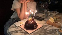 Penyanyi cantik kelahiran tahun 1997 ini, berpose manis saat merayakan ulang tahunnya di salah satu restoran mewah. Lengkap dengan wine dan cheese platter. Foto: Instagram @roses_are_rosie