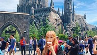 Jalan-jalan ke Universal Studio Hollywood. Rose tidak melewatkan waktunya untuk mencicipi minuman Butter Beer yang terkenal di sana. Foto: Instagram @roses_are_rosie
