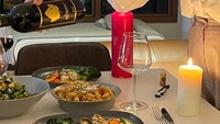 Begini momen seru Rose saat makan malam di rumah. Ada pasta lengkap dengan wine dan hidangan mewah lainnya. Foto: Instagram @roses_are_rosie