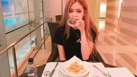 Pasang pose serius. Ini gaya Rose saat tengah menyantap kentang goreng lengkap dengan selainya. Foto: Instagram @roses_are_rosie