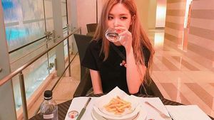 Cantiknya Rose BLACKPINK Saat Menikmati Makanan Mewah