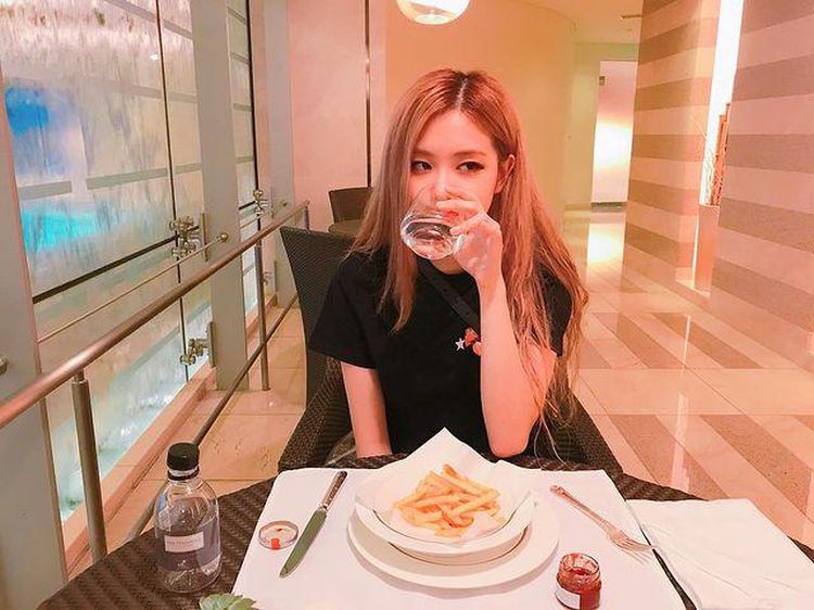 Cantiknya Rose BLACKPINK Saat Menikmati Makanan Mewah
