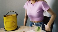 Selain punya gaya yang modis dan kekinian. Rose juga sering nongkrong di kafe sekedar untuk mencicipi dessert hingga bersantai. Foto: Instagram @roses_are_rosie