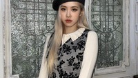 Baru saja merilis teaser untuk debut solonya. Rose jadi sorotan banyak penggemarnya. Di Instagramnya, banyak yang mengucapkan selamat ke penyanyi cantik satu ini. Foto: Instagram @roses_are_rosie
