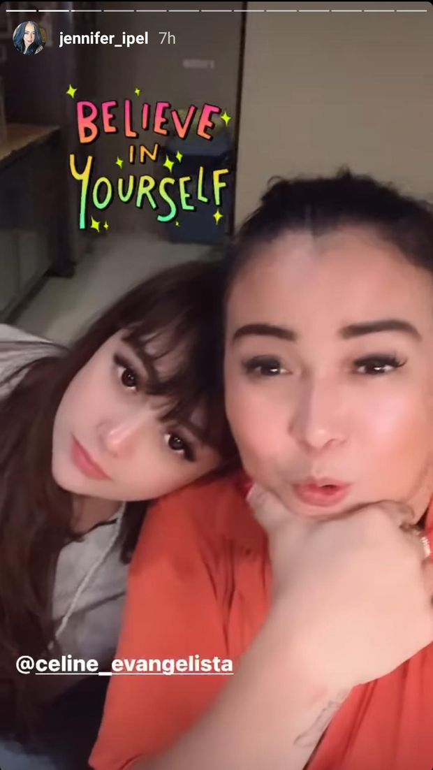 Celine Evangelista merenung dipelukan Jennifer Ipel