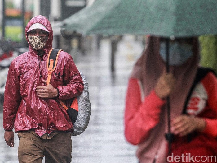 Kondisi cuaca ekstrem di Indonesia membuat warga diminta waspada akan terjadinya bencana hidrometeorologis mulai dari hujan lebat hingga banjir-tanah longsor.