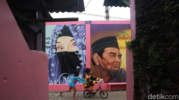 Pemkot Tangerang hendak mengubah citra Kampung Tanah Tinggi jadi lebih baik sekaligus tujuan wisata. Mereka membuat mural dalam program  'Kampung Pink'.