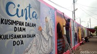 Lewat mural, kampung ini berharap bisa merevolusi perilaku warganya. Selain itu, menarik perhatian wisatawan. (Ari Saputra)