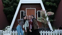 Spot instagramablenya ada di home stay dengan bentuk yang unik. Untuk foto di depannya traveler hanya perlu mengeluarkan uang Rp 2.000.