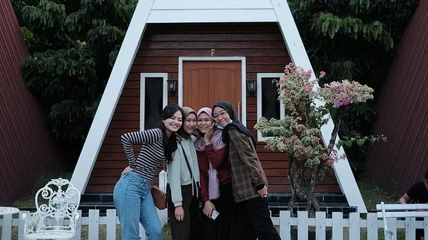 Spot instagramablenya ada di home stay dengan bentuk yang unik. Untuk foto di depannya traveler hanya perlu mengeluarkan uang Rp 2.000. Spot instagramablenya ada di home stay dengan bentuk yang unik. Untuk foto di depannya traveler hanya perlu mengeluarkan uang Rp 2.000.