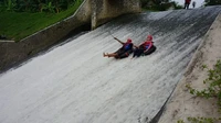  Pada akhir lintasan, traveler akan meluncur di bendungan setinggi 20 meter dengan kemiringan 45 derajat. 