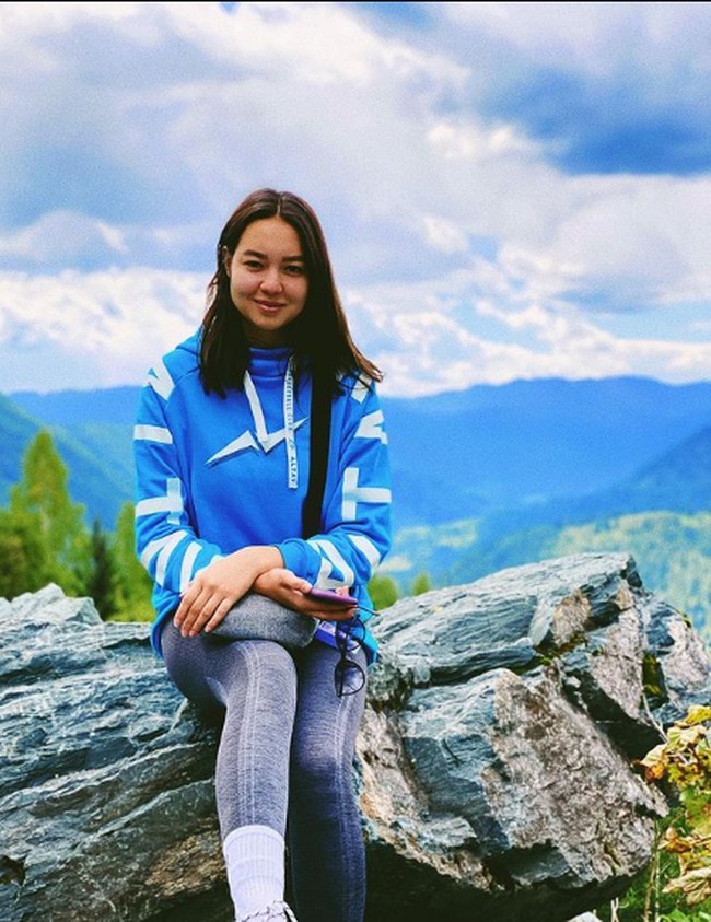 Lewat akun Instagram @syzdykova_13, ia kerap membagikan momen-momen kesehariannya saat tak sedang berlaga di lapangan. Tak sedikit foto yang memperlihatkan wajahnya tanpa makeup yang justru menonjolkan kecantikan alaminya. Foto: Instagram/@syzdykova_13