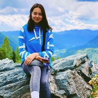 Lewat akun Instagram @syzdykova_13, ia kerap membagikan momen-momen kesehariannya saat tak sedang berlaga di lapangan. Tak sedikit foto yang memperlihatkan wajahnya tanpa makeup yang justru menonjolkan kecantikan alaminya. Foto: Instagram/@syzdykova_13