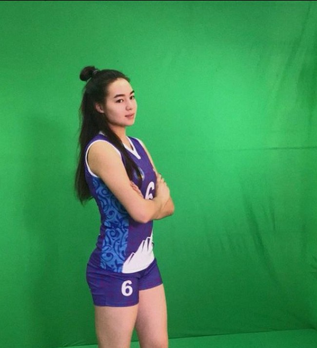 Wanita 21 tahun ini tidak hanya jago olahraga voli tapi juga dikagumi karena kecantikannya. Foto: Instagram/@syzdykova_13