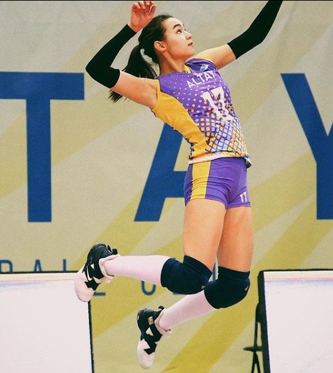 Dinara Syzdykova memegang posisi outside hitter. Dalam pertandingan voli, ia berperan sebagai pemukul luar, atau dikenal juga pemukul sisi kiri yang merupakan penyerang utama. Foto: Instagram/@syzdykova_13