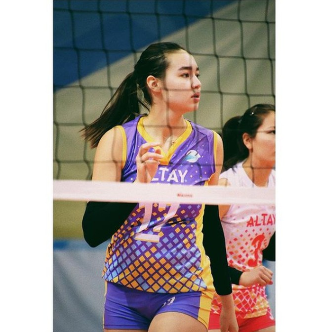Saat ini Dinara Syzdykova tergabung dalam tim voli Altay VC. Sebelumnya ia memperkuat tim voli Kazakhstan lainnya, Altai-2 dari tahun 2018-2019. Foto: Instagram/@syzdykova_13