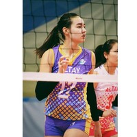 Saat ini Dinara Syzdykova tergabung dalam tim voli Altay VC. Sebelumnya ia memperkuat tim voli Kazakhstan lainnya, Altai-2 dari tahun 2018-2019. Foto: Instagram/@syzdykova_13