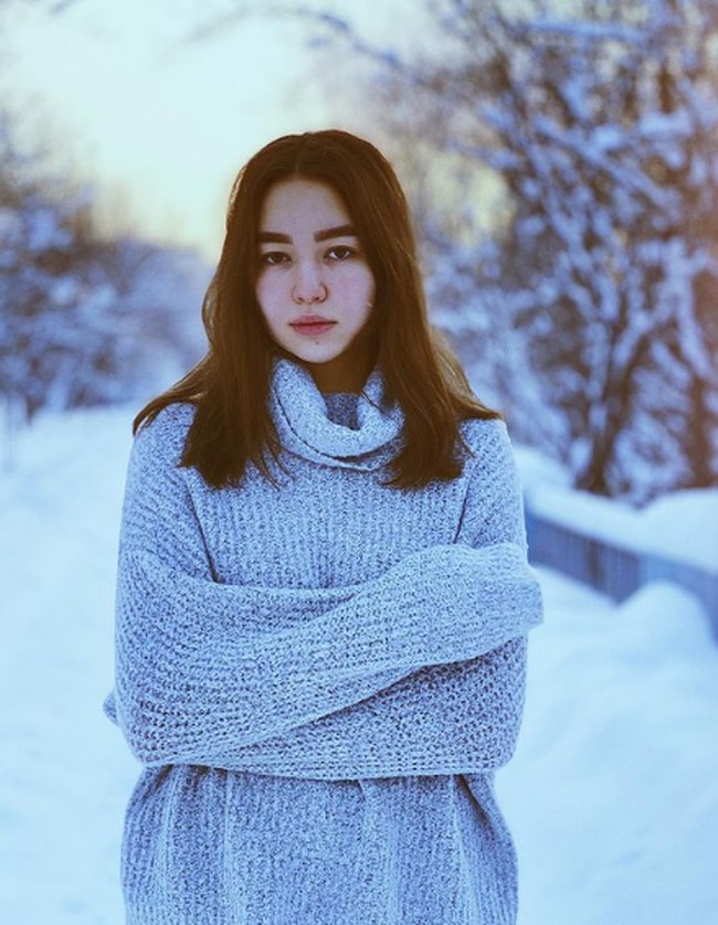 Wajah Dinara tampak rupawan berkat alis tebal yang kontras dengan kulit putihnya. Foto: Instagram/@syzdykova_13