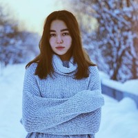 Wajah Dinara tampak rupawan berkat alis tebal yang kontras dengan kulit putihnya. Foto: Instagram/@syzdykova_13