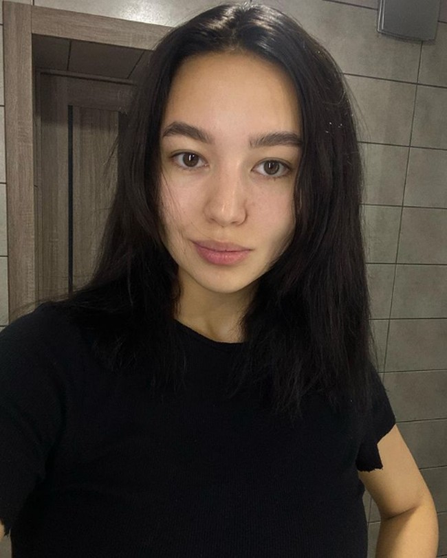 Sesekali Dinara Syzdykova juga unjuk kebolehan berpose bak model profesional. Foto: Instagram/@syzdykova_13