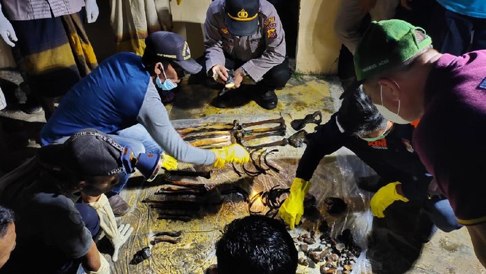 Dua Kerangka Manusia Terbungkus Kain Mukena Ditemukan di Aceh Timur (Foto: dok. Polres Aceh Timur)