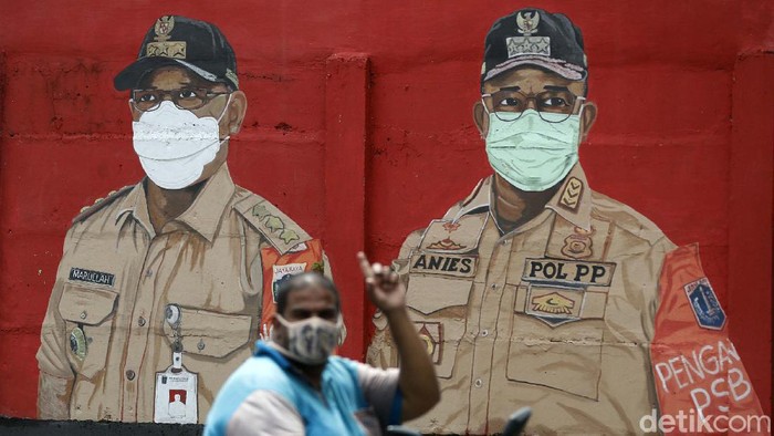 Edukasi Lewat Mural Gencar, Kasus Corona Tembus Satu Juta Edukasi masyarakat tentang protokol kesehatan mengenai bahaya COVID-19 lewat mural terus dilakukan. Namun kasus COVID-19 di Indonesia telah menembus angka 1 juta.