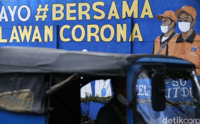 Edukasi masyarakat tentang protokol kesehatan mengenai bahaya COVID-19 lewat mural terus dilakukan. Namun kasus COVID-19 di Indonesia telah menembus angka 1 juta.