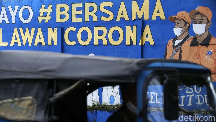 Edukasi Lewat Mural Gencar, Kasus Corona Tembus Satu Juta Edukasi masyarakat tentang protokol kesehatan mengenai bahaya COVID-19 lewat mural terus dilakukan. Namun kasus COVID-19 di Indonesia telah menembus angka 1 juta.