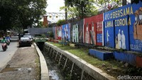 Sementara fasilitas kesehatan nyaris kolaps dengan sejumlah orang yang dinyatakan positif COVID-19 mengaku kesulitan mendapat perawatan.