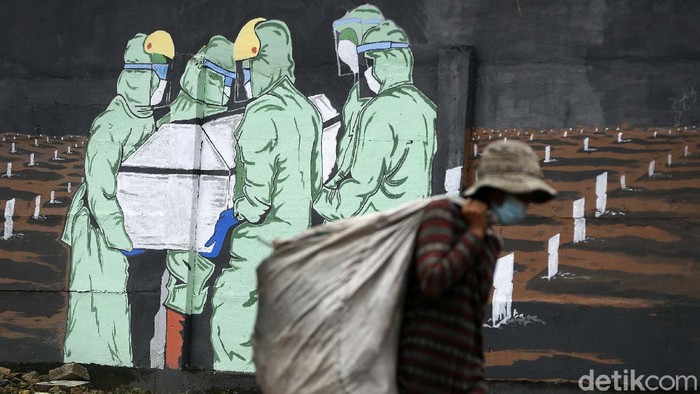 Edukasi Lewat Mural Gencar, Kasus Corona Tembus Satu Juta Edukasi masyarakat tentang protokol kesehatan mengenai bahaya COVID-19 lewat mural terus dilakukan. Namun kasus COVID-19 di Indonesia telah menembus angka 1 juta.
