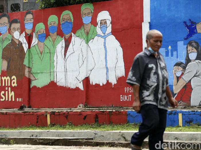 Edukasi masyarakat tentang protokol kesehatan mengenai bahaya COVID-19 lewat mural terus dilakukan. Namun kasus COVID-19 di Indonesia telah menembus angka 1 juta.