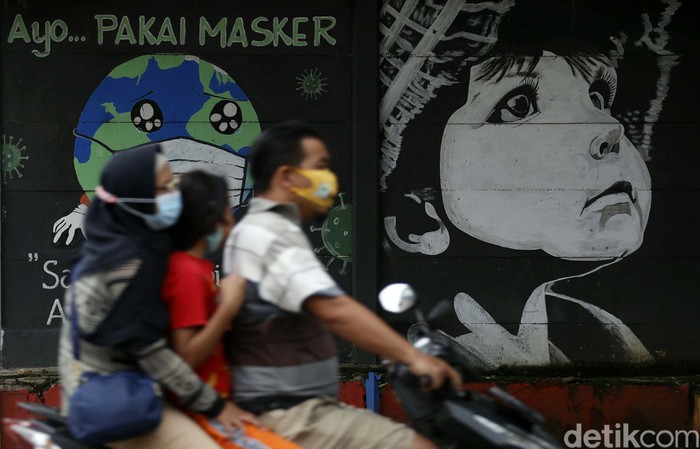 Edukasi masyarakat tentang protokol kesehatan mengenai bahaya COVID-19 lewat mural terus dilakukan. Namun kasus COVID-19 di Indonesia telah menembus angka 1 juta.