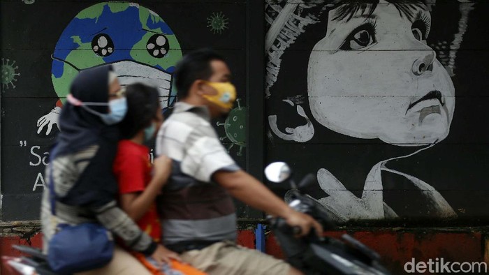 Edukasi Lewat Mural Gencar, Kasus Corona Tembus Satu Juta Edukasi masyarakat tentang protokol kesehatan mengenai bahaya COVID-19 lewat mural terus dilakukan. Namun kasus COVID-19 di Indonesia telah menembus angka 1 juta.