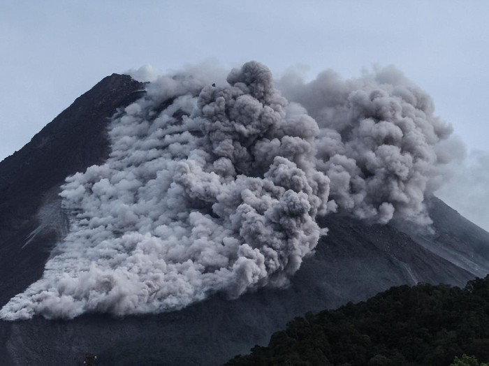 Awan panas guguran Gunung Merapi terlihat dari Kaliurang, Sleman, DI Yogyakarta, Rabu (27/1/2021). Balai Penyelidikan dan Pengembangan Teknologi Kebencanaan Geologi (BPPTKG) menyatakan pada tanggal 27 Januari 2021 telah terjadi awan panas guguran di Gunung Merapi dengan jarak luncur maksimal 1200 meter ke arah hulu Sungai Krasak. ANTARA FOTO/Hendra Nurdiyansyah/hp.
