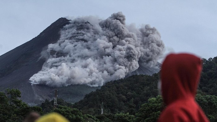ERUPSI GUNUNG MERAPI Awan panas guguran Gunung Merapi terlihat dari Kaliurang, Sleman, DI Yogyakarta, Rabu (27/1/2021). Balai Penyelidikan dan Pengembangan Teknologi Kebencanaan Geologi (BPPTKG) menyatakan pada tanggal 27 Januari 2021 telah terjadi awan panas guguran di Gunung Merapi dengan jarak luncur maksimal 1200 meter ke arah hulu Sungai Krasak. ANTARA FOTO/Hendra Nurdiyansyah/hp.