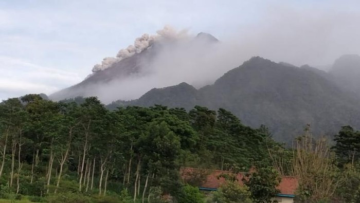 Erupsi Gunung Merapi terlihat dari Desa Tegalmulyo, Kecamatan Kemalang, 27/1/2021.