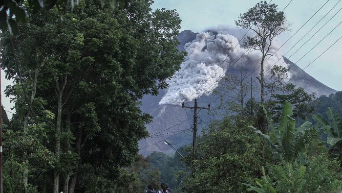 Awan panas guguran Gunung Merapi terlihat dari Kaliurang, Sleman, DI Yogyakarta, Rabu (27/1/2021). Balai Penyelidikan dan Pengembangan Teknologi Kebencanaan Geologi (BPPTKG) menyatakan pada tanggal 27 Januari 2021 telah terjadi awan panas guguran di Gunung Merapi dengan jarak luncur maksimal 1200 meter ke arah hulu Sungai Krasak. ANTARA FOTO/Hendra Nurdiyansyah/hp.