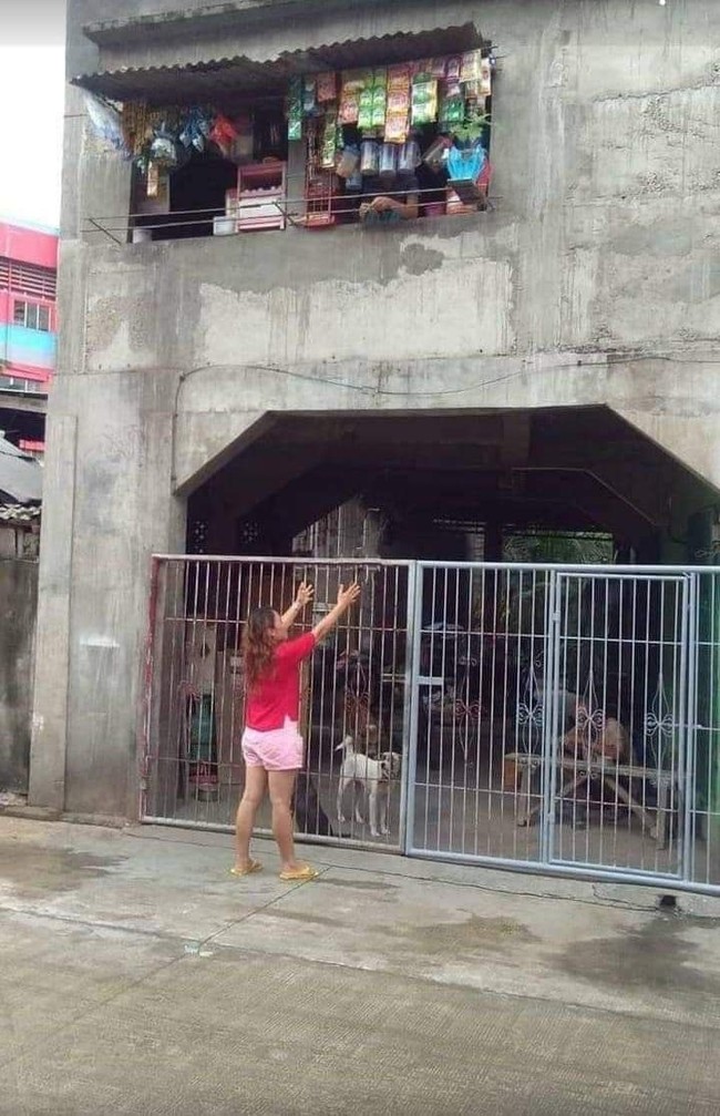 Nah ibu yang satu ini lagi siap-siap mau menangkap belanjaannya. Ada-ada aja memang netizen, bisa-bisanya bikin warung ajaib kayak gini. Foto: Twitter/@anthraxxxx