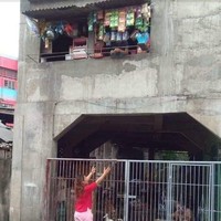 Nah ibu yang satu ini lagi siap-siap mau menangkap belanjaannya. Ada-ada aja memang netizen, bisa-bisanya bikin warung ajaib kayak gini. Foto: Twitter/@anthraxxxx