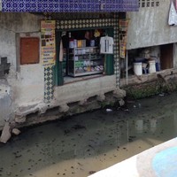 Waduh ini kira-kira cara belinya gimana ya? Masa harus nyemplung dulu sih. Ini mah bikin pelanggan jadi auto kabur, nggak jadi belanja. Foto: Twitter/@alfian_sugiartz