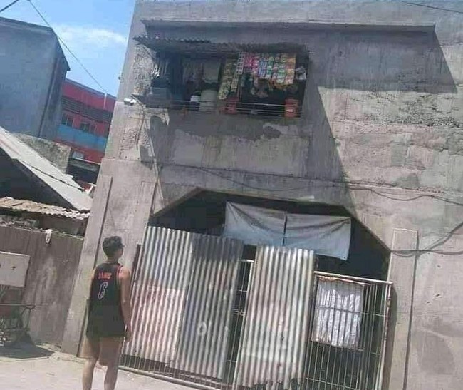 Kalau warungnya di atas gitu, cara bayar dan ngasih barang belanjaannya gimana dong? Ngeliat yang jualnya aja udah susah banget harus nengok ke atas segala. Pegel deh tuh kepala. Foto: Twitter/@alpokatmentega