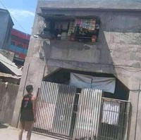 Kalau warungnya di atas gitu, cara bayar dan ngasih barang belanjaannya gimana dong? Ngeliat yang jualnya aja udah susah banget harus nengok ke atas segala. Pegel deh tuh kepala. Foto: Twitter/@alpokatmentega