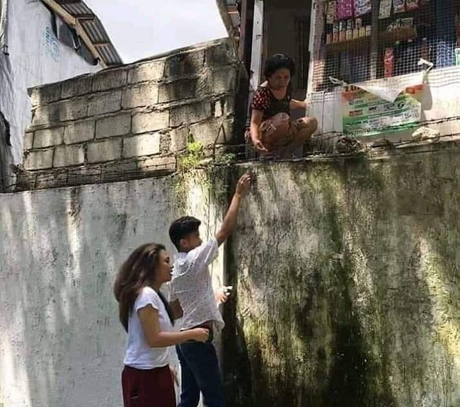 Aduh serem banget nih, si ibu harus hati-hati kalau nggak bisa jatuh deh. Ada yang pernah belanja di warung kayak gini? Foto: Twitter/@alpokatmentega