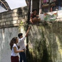 Aduh serem banget nih, si ibu harus hati-hati kalau nggak bisa jatuh deh. Ada yang pernah belanja di warung kayak gini? Foto: Twitter/@alpokatmentega