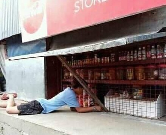 Kalau yang tadi warungnya ketinggian, yang satu ini malah kependekan. Saking pendeknya setiap orang yang mau beli sampai harus kayak gini. Foto: Twitter/@alpokatmentega