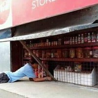 Kalau yang tadi warungnya ketinggian, yang satu ini malah kependekan. Saking pendeknya setiap orang yang mau beli sampai harus kayak gini. Foto: Twitter/@alpokatmentega