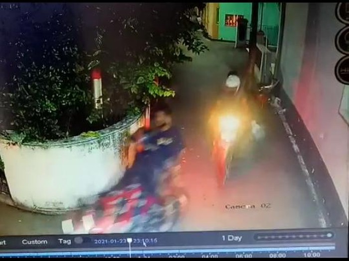 Gerombolan pemuda tendangi dan sebarkan sampah di permukiman warga, Kudus, Rabu (27/1/2021).